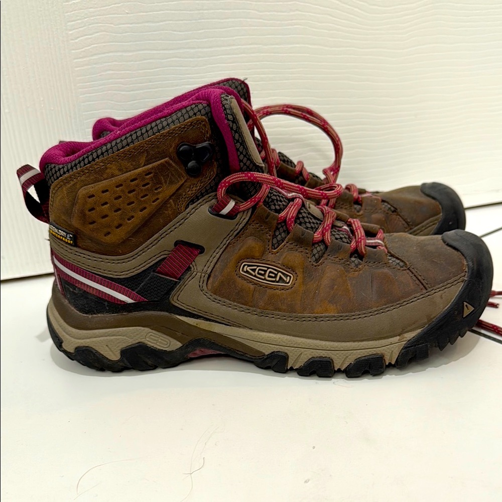 Keen hiking boots size 8.5